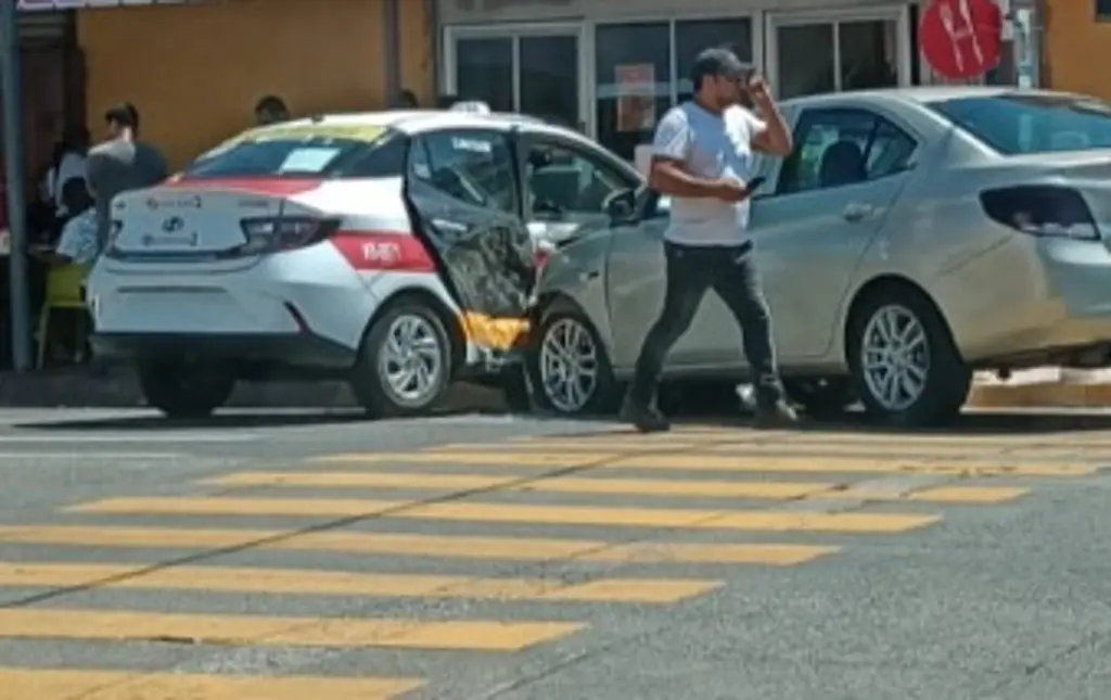 Imagen Se registra aparatoso accidente en colonia de Veracruz; hay una lesionada 