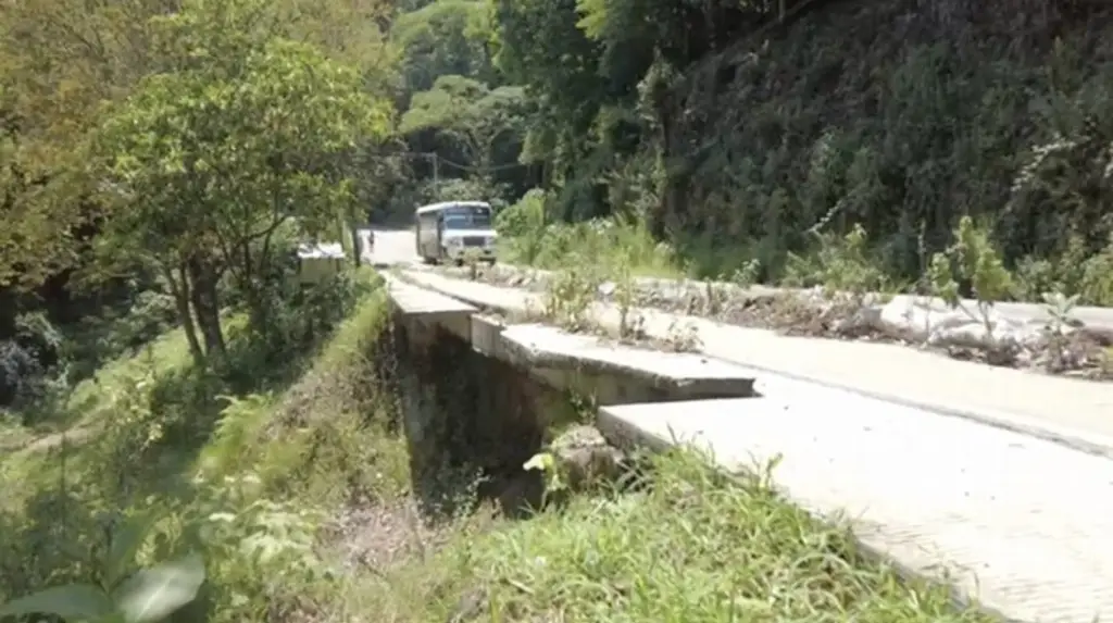 Imagen Alcaldesa electa alerta por socavón en carretera de Tlalnelhuayocan, Veracruz 