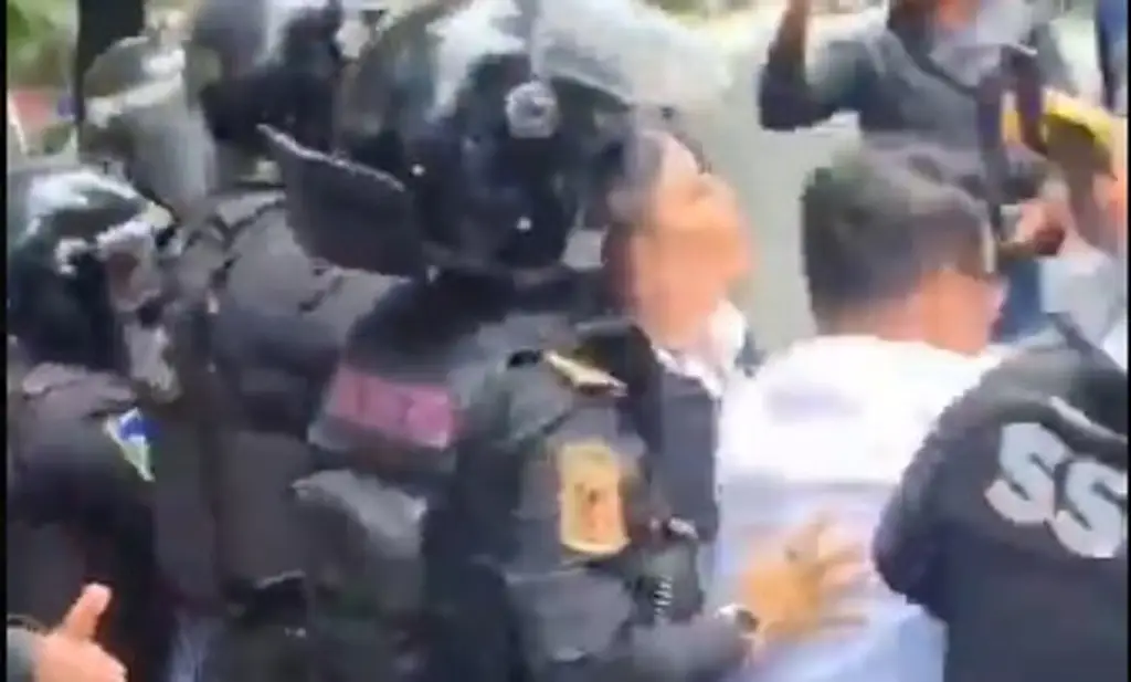 Imagen A punto de irse a los golpes personal de Salud y granaderos en CDMX 