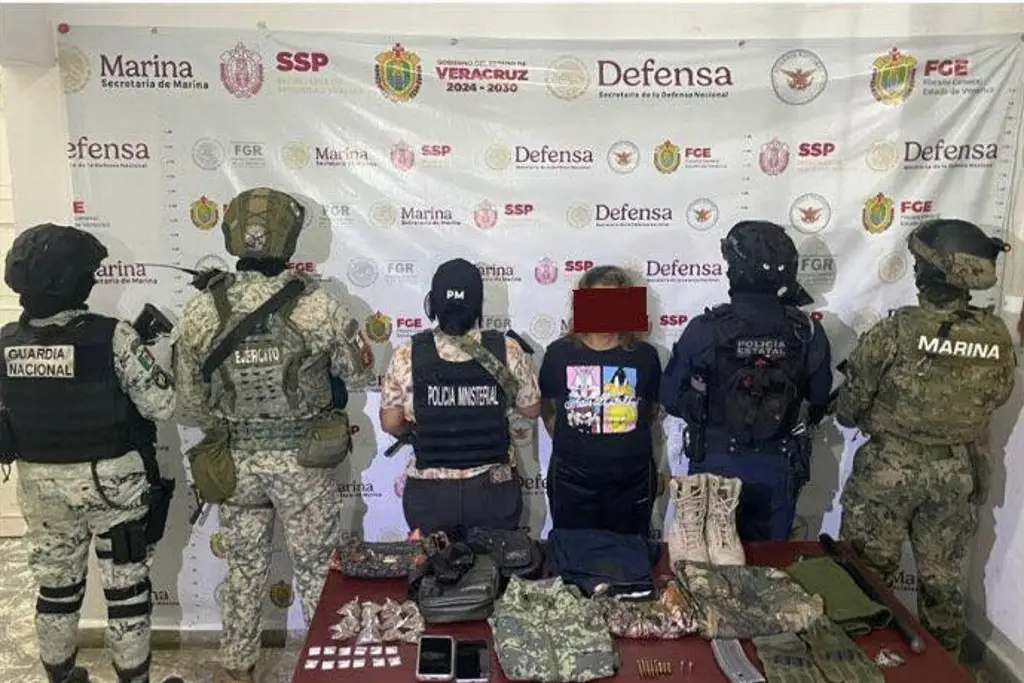 Imagen Detienen a mujer con equipo táctico y drogas en Hueyapan de Ocampo 