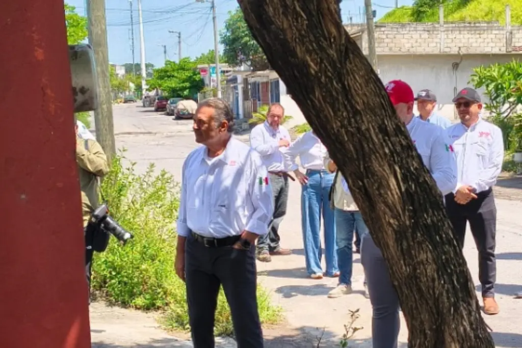 Imagen Director nacional del Infonavit recorre fraccionamiento de Veracruz no municipalizado   