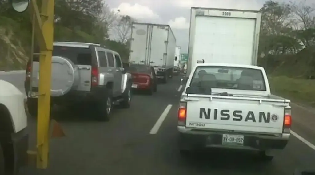 Imagen Hay cierre total de circulación en autopista de Veracruz; es por esta razón 