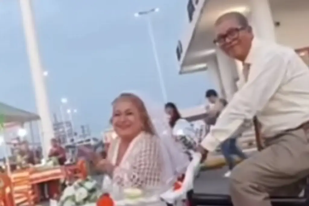 Imagen ¡Que viva el amor! Pareja celebra 25 años de matrimonio en un triciclo en Veracruz 