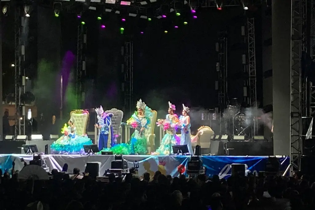 Imagen Con lleno total, coronan a la Corte Real de las Fiestas de Santa Ana en Boca del Río