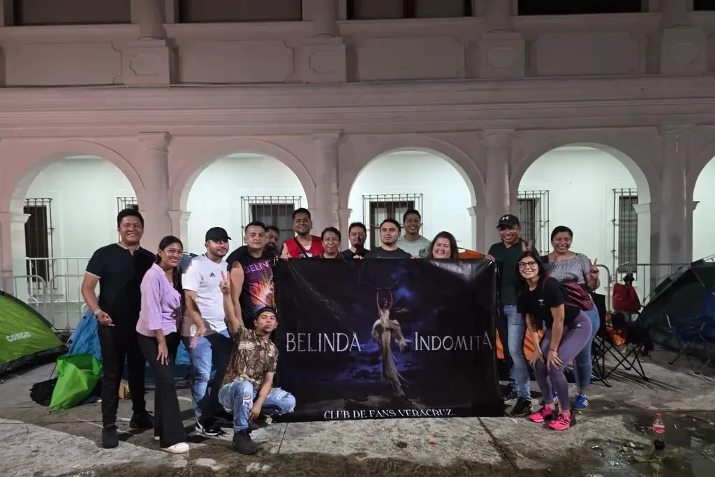 Imagen Fans de Belinda acampan en la Plaza Cívica de Boca del Río por concierto de la artista 