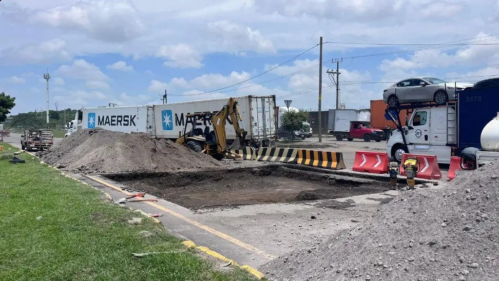 Imagen Reportan mega bache en el bulevar portuario en Veracruz