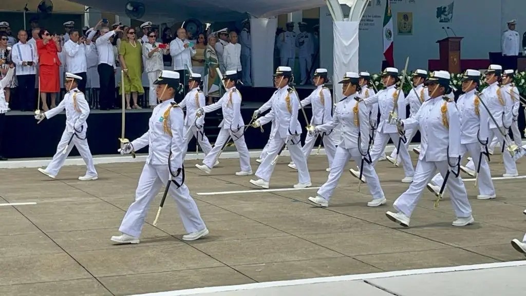 Imagen En graduación de guardiamarinas, recuerdan a cadetes caídos en velero Cuauhtémoc