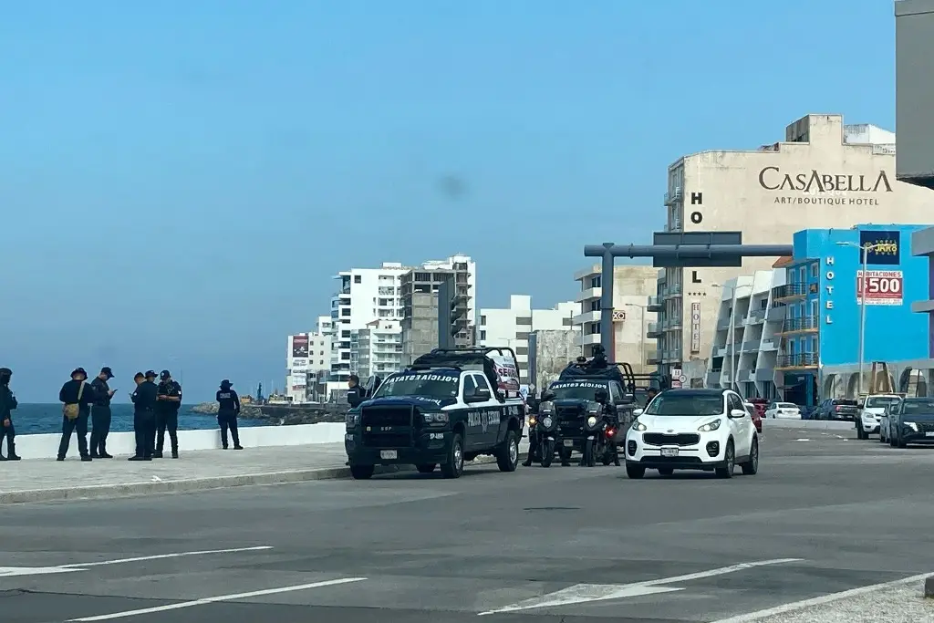 Imagen Salvan a joven que se quería quitar la vida en el mar de Boca del Río 