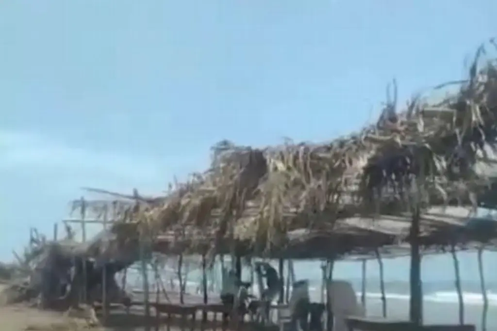 Imagen Palapas destrozadas en Mata de Uva, este fue el motivo 