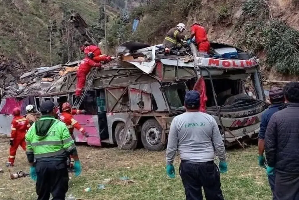 Imagen Al menos 15 muertos y 27 heridos deja accidente de autobús de pasajeros en Andes de Perú