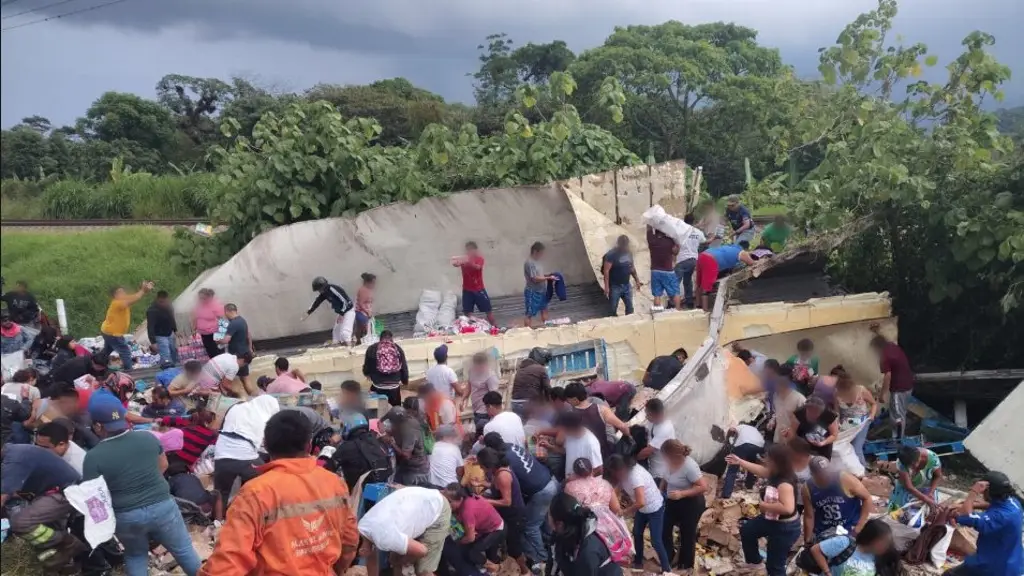 Imagen Cierre parcial en autopista con dirección al puerto de Veracruz; cometen rapiña 