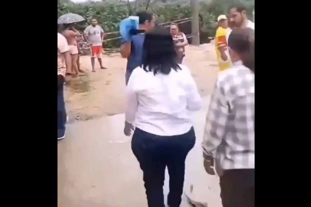 Imagen ¿Crees que cuesta barato?: alcaldesa de Acapulco responde a quien le exige reparar socavón