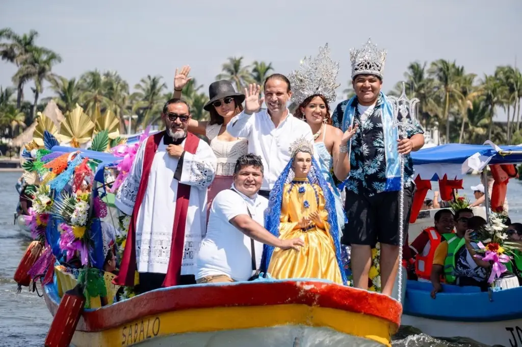 Imagen Juan Manuel Unánue encabeza el paseo acuático de los santos patronos en Boca del Río 