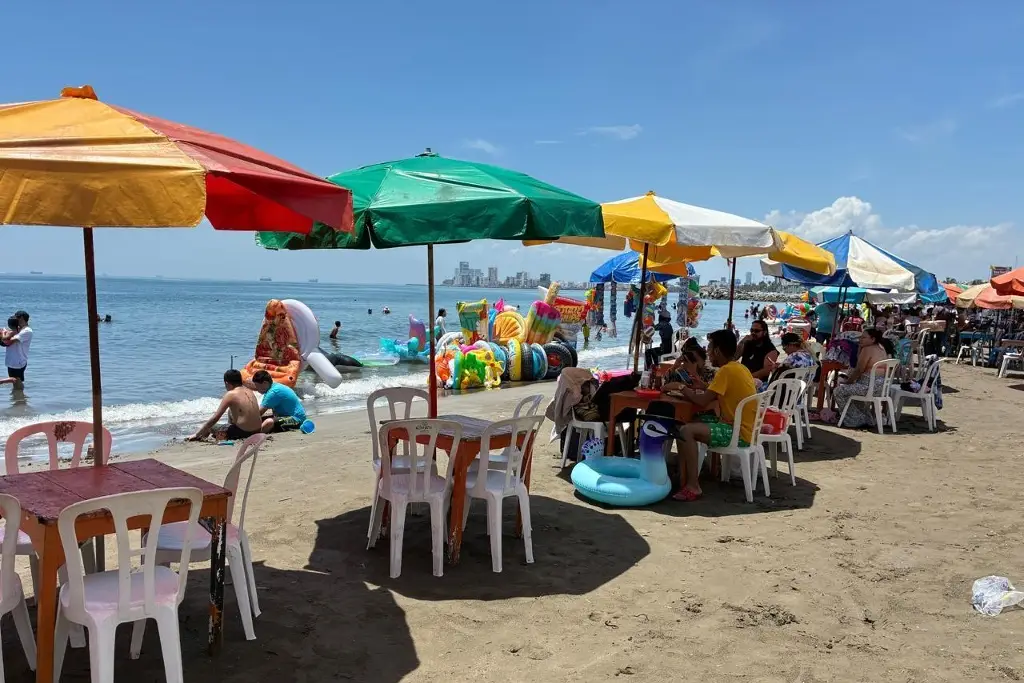 Imagen Turistas disfrutan playas de Veracruz, pero les rentan las mesas hasta en 500 pesos 