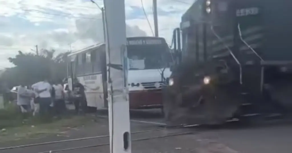 Imagen Por pocos segundos, camión se salva de ser impactado por el tren en Veracruz