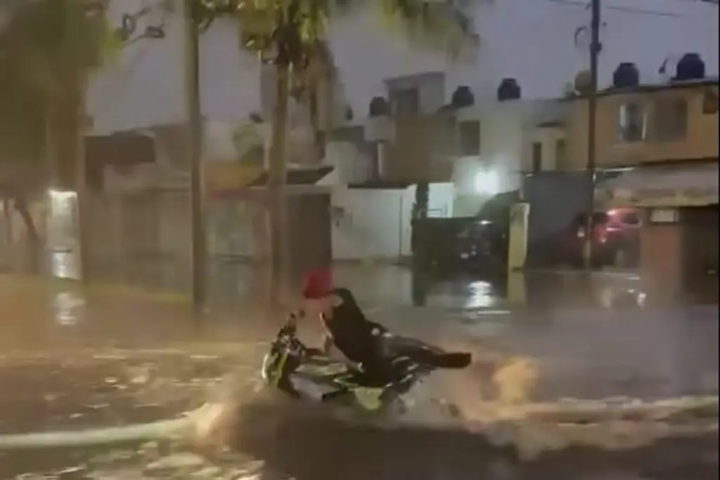 Imagen Inundaciones arrastran a hombre con su motocicleta en el puerto de Veracruz (+VIDEO)