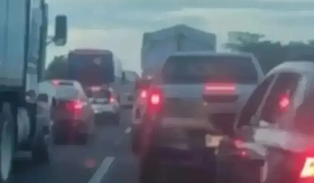 Imagen Hay alta carga vehicular en caseta de cobro del Paso del Toro, Veracruz