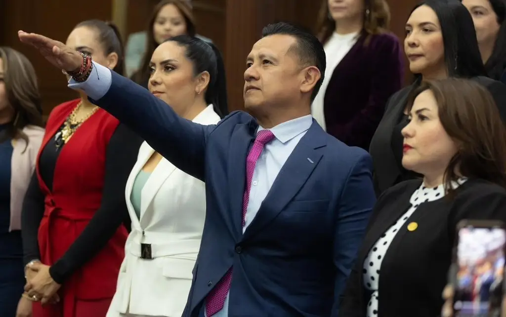 Imagen Rinde protesta Carlos Torres Piña como nuevo fiscal de Michoacán 