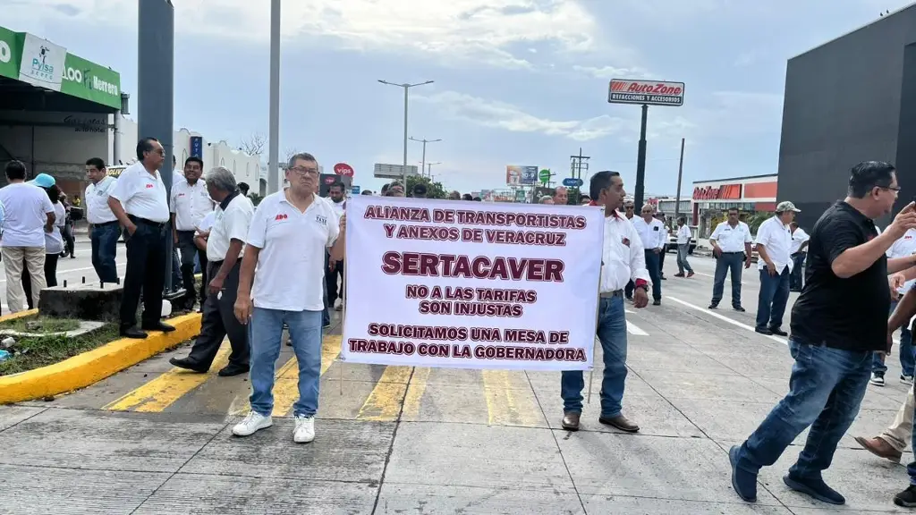 Imagen Taxistas bloquean avenida Rafael Cuervo de Veracruz