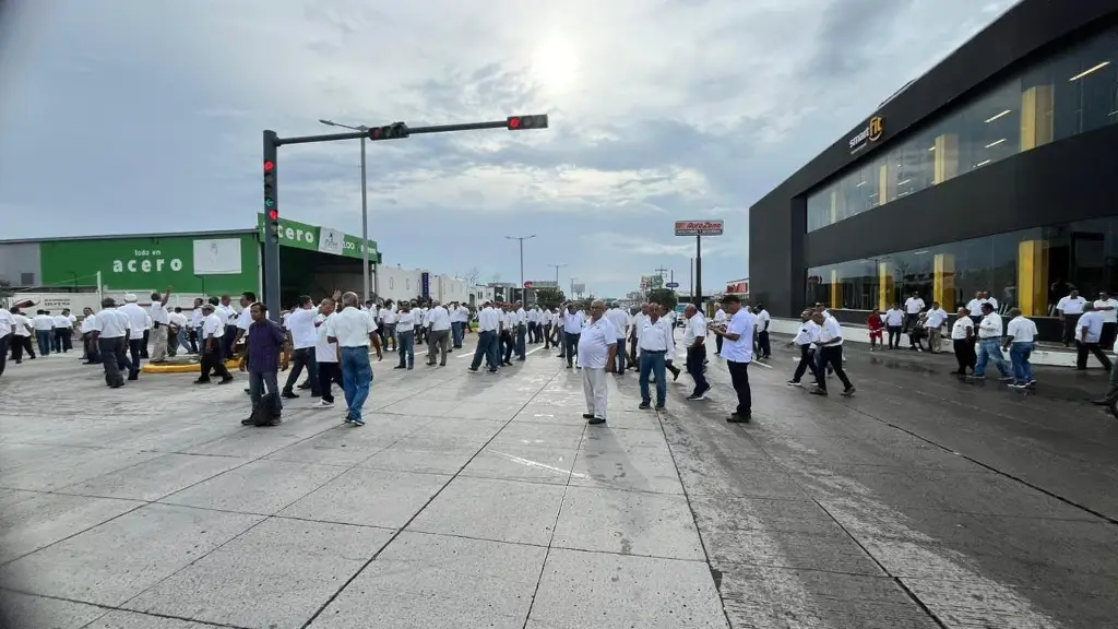 Imagen Taxistas desquician avenidas de Veracruz - Boca del Río por tarifas 