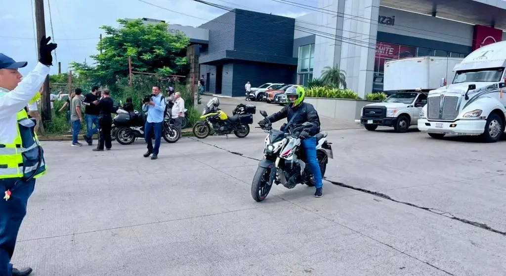 Imagen Bloqueos de calles provocan molestias y atrasos en los ciudadanos para llegar a sus trabajos en Veracruz 