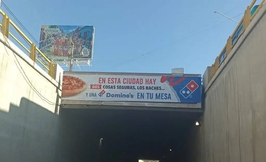 Imagen Cierran sucursales de cadena de pizzerías por publicidad en que critica baches en SLP