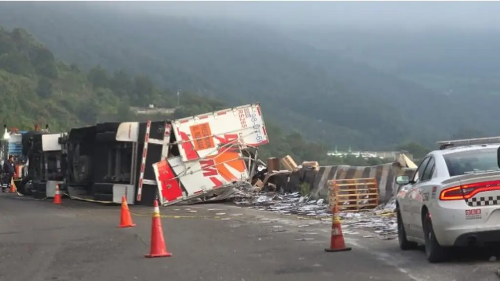 Imagen Cierre por fuerte accidente en autopista que lleva al puerto de Veracruz