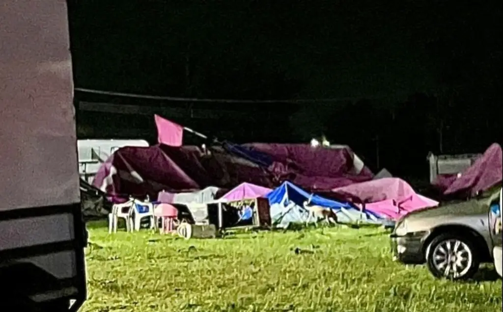 Imagen Colapsa carpa de circo por fuerte lluvia al norte de Veracruz