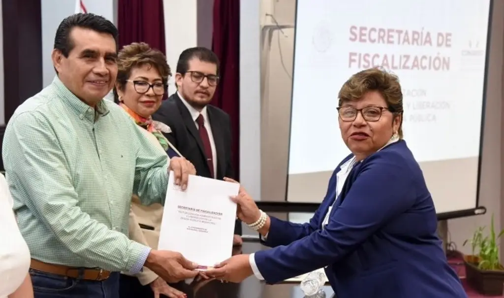 Imagen Congreso entrega cartas de liberación de deuda pública a ayuntamientos