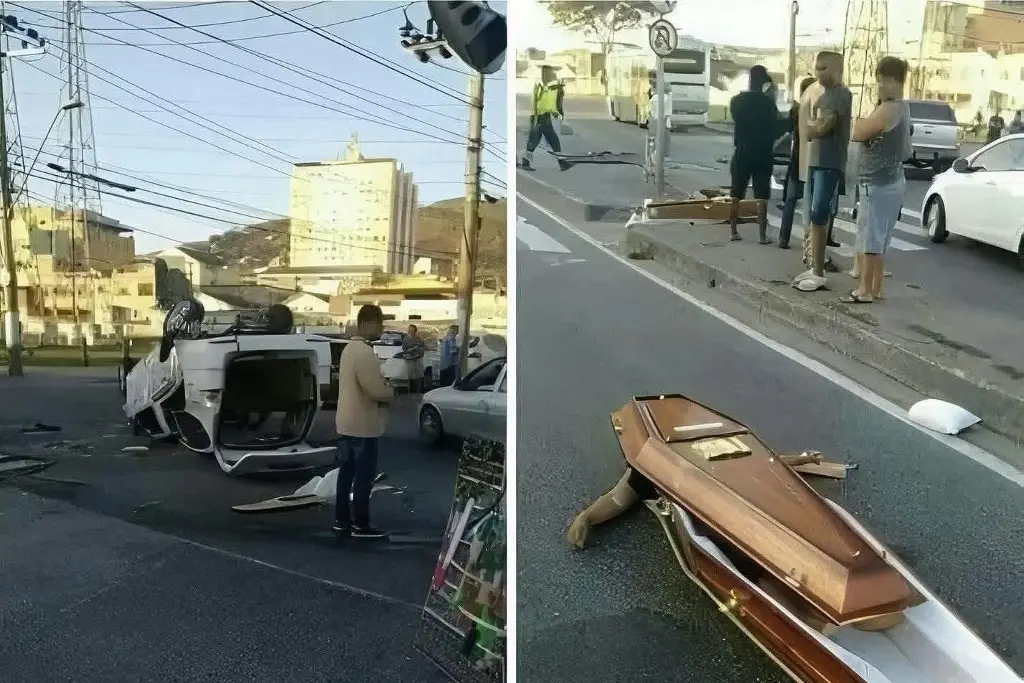 Imagen Vuelca carroza fúnebre cuando transportaba cuerpo. Así quedó, en Hermosillo 
