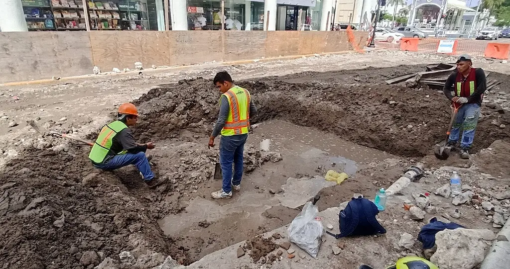 Imagen Hallan restos de muralla y rieles antiguos en obras de avenida Independencia, en Veracruz