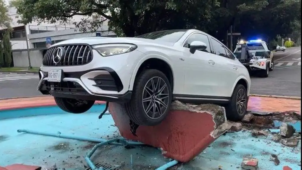 Imagen Se queda dormido, pierde el control de auto y se sube a fuente de Polanco (+Video)