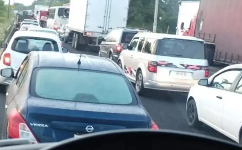 Imagen Tome precauciones, hay cierre parcial de circulación en carretera de Veracruz 