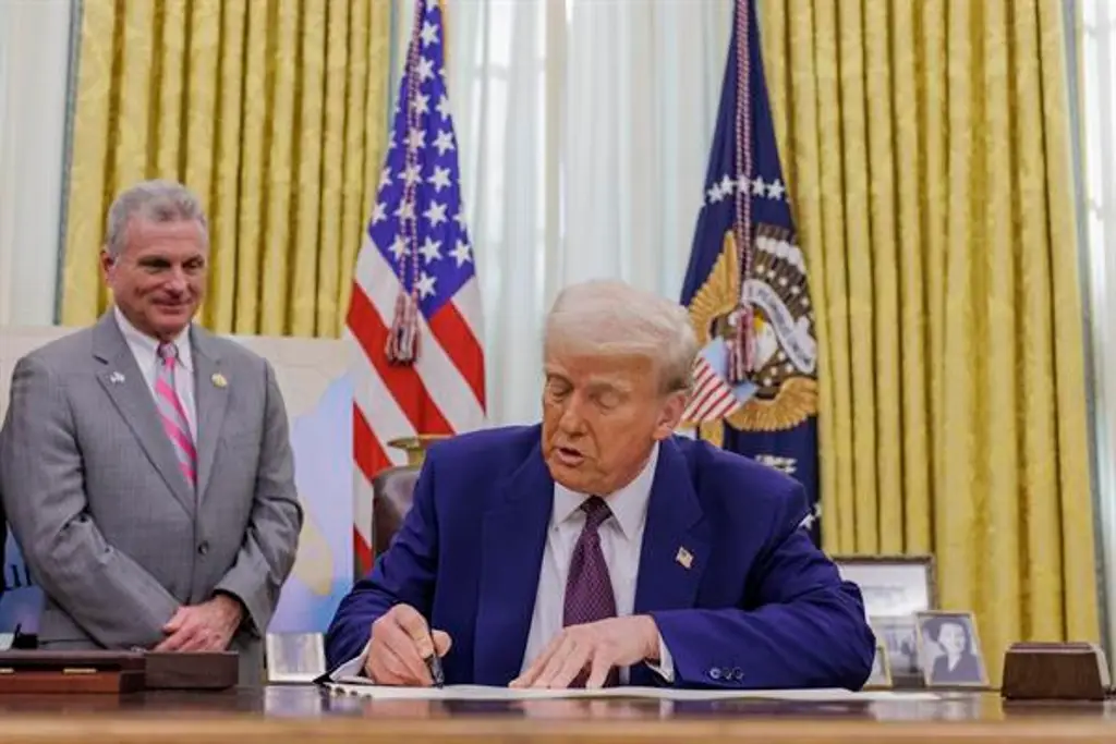 Imagen Trump firma decreto que sube aranceles a más de 60 países y pospone su entrada en vigor 