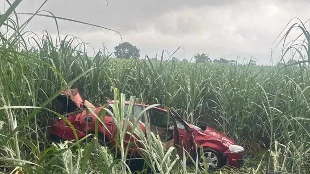 Imagen Cierre parcial en autopista de Veracruz por aparatosa volcadura de carro particular 