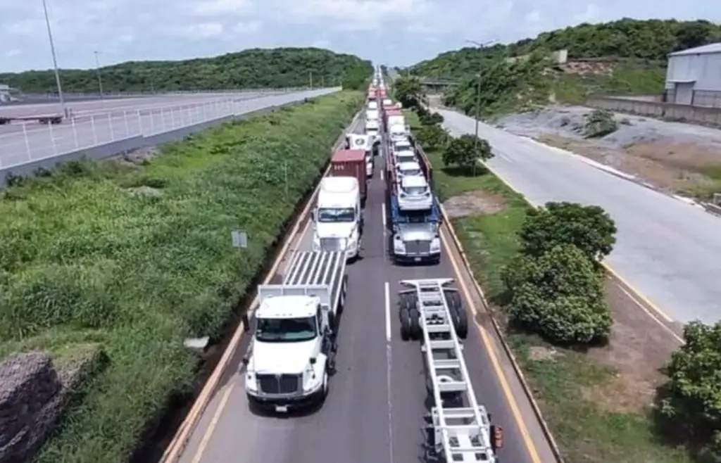 Imagen Convocan transportistas a bloqueo en Veracruz ¿Cuándo sería?