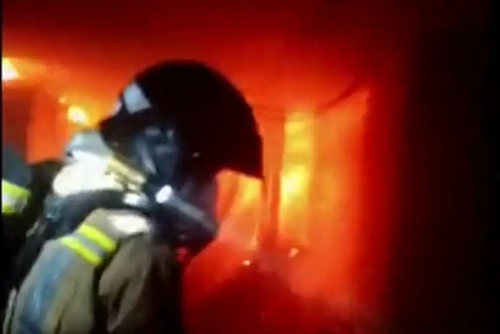 Imagen Incendio durante la fuerte lluvia alarma a vecinos de Infonavit en Boca del Río