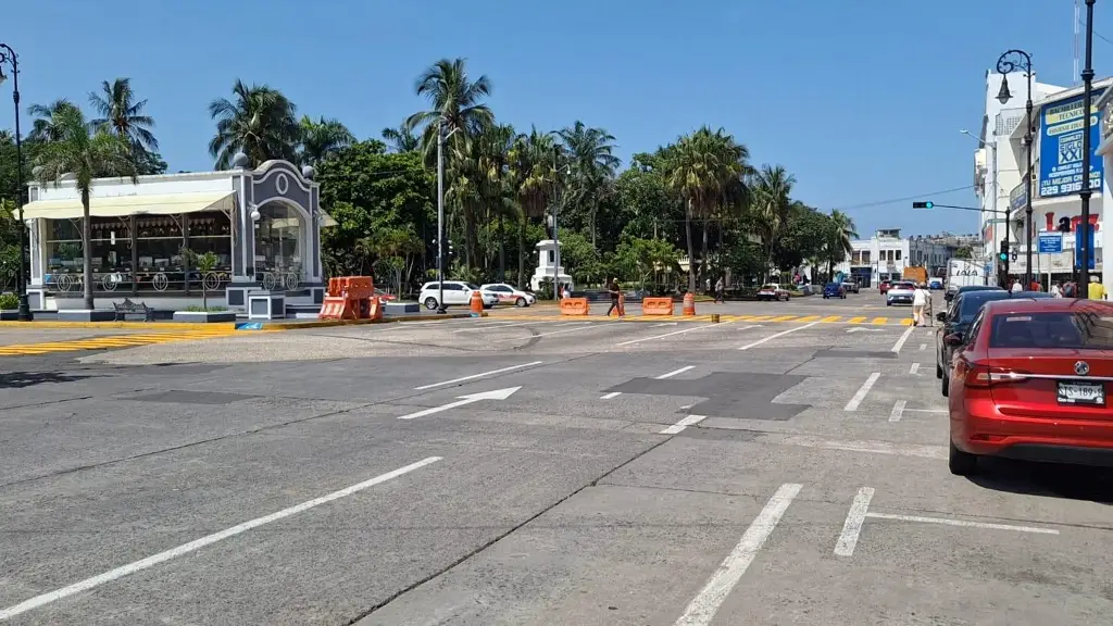 Imagen Cierre vial por pintado de cebras peatonales provoca tráfico pesado en el Centro de Veracruz
