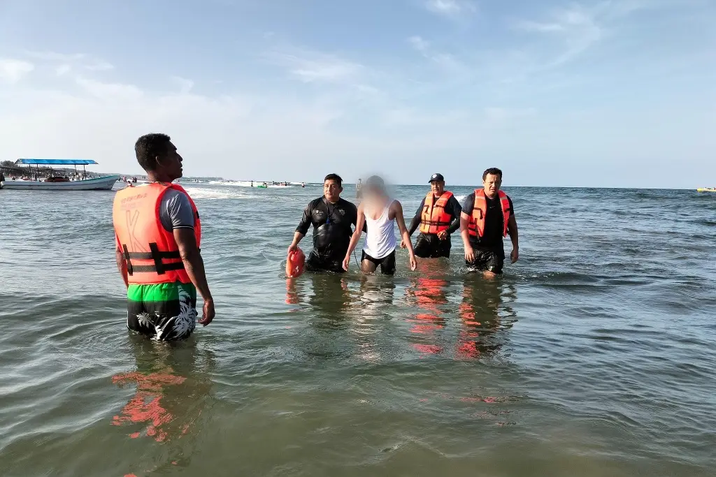 Imagen Salvan a menor de edad de morir ahogado en playa Chachalacas 