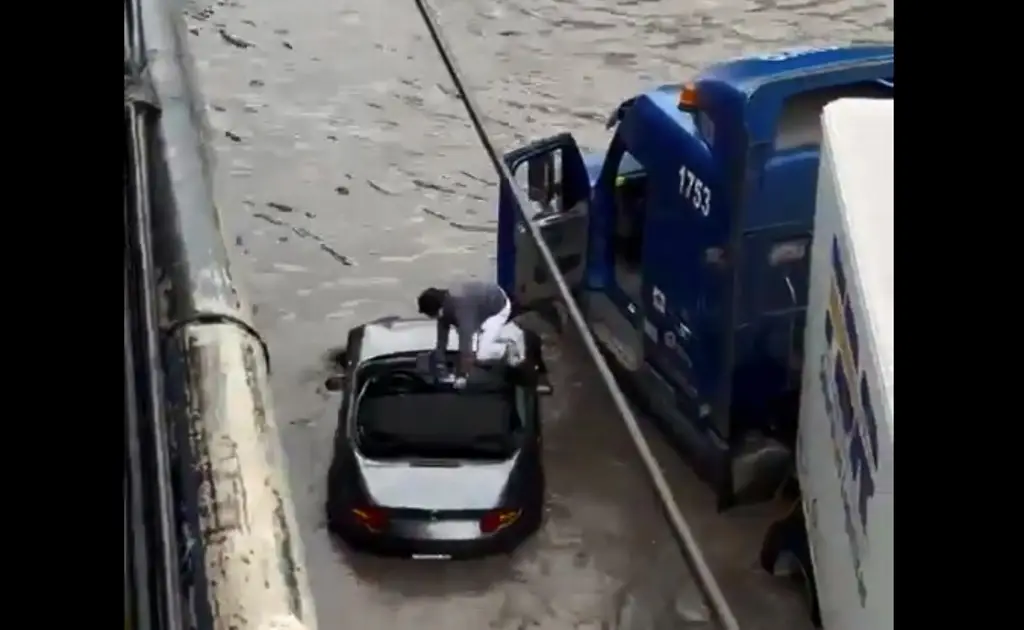 Imagen Trailero rescata a conductor de auto deportivo atrapado en inundación (+Video)