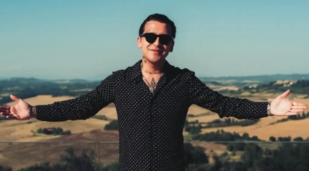 Imagen Christian Nodal besa a hombre en pleno concierto (+Video) 