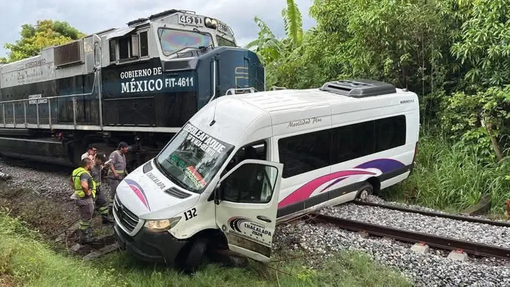 Imagen Tren arrastró minivan de transporte que quiso ganarle el paso en Cosoleacaque