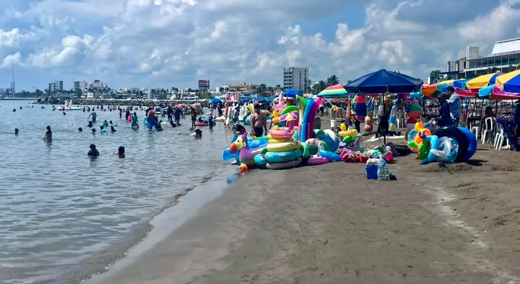 Imagen Turistas disfrutan de sus vacaciones en playas de Veracruz