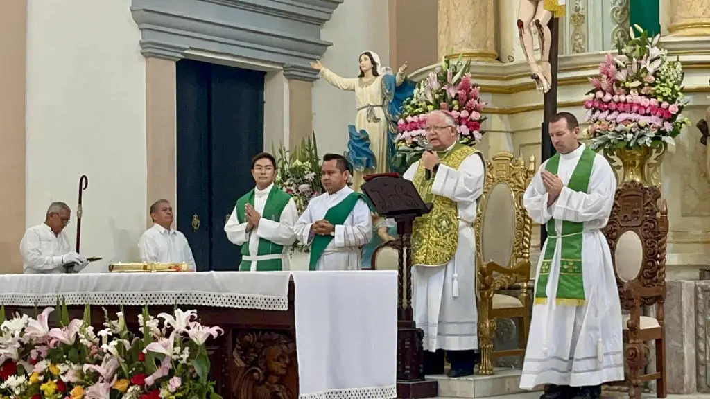 Imagen Sacerdotes de Estados Unidos celebran misa con el obispo en Veracruz