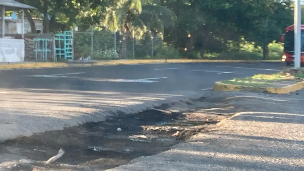 Imagen Zanja en vialidad de Veracruz genera riesgo a automovilistas (+Video) 