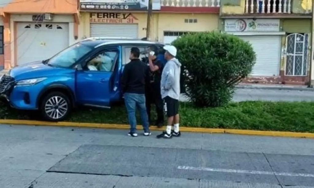 Imagen Camioneta derriba poste de alumbrado público en Orizaba, Veracruz 