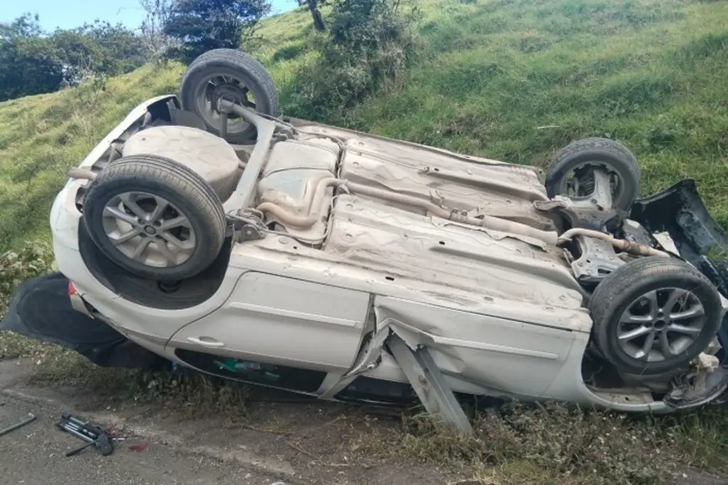 Imagen Vuelca vehículo en carretera de Veracruz; hay 2 lesionados