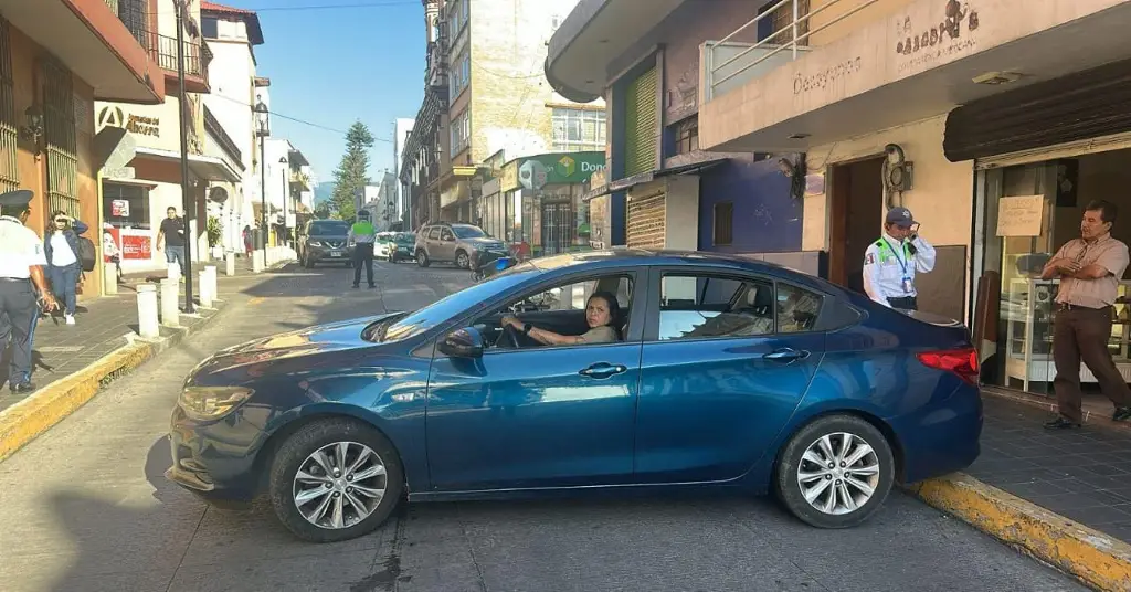 Imagen Mujer amenaza a con disparar a tránsitos de Xalapa; es funcionaria del Ayuntamiento