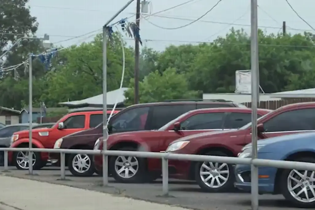 Imagen Comando armado irrumpe en agencia y roba 6 autos en Morelos 