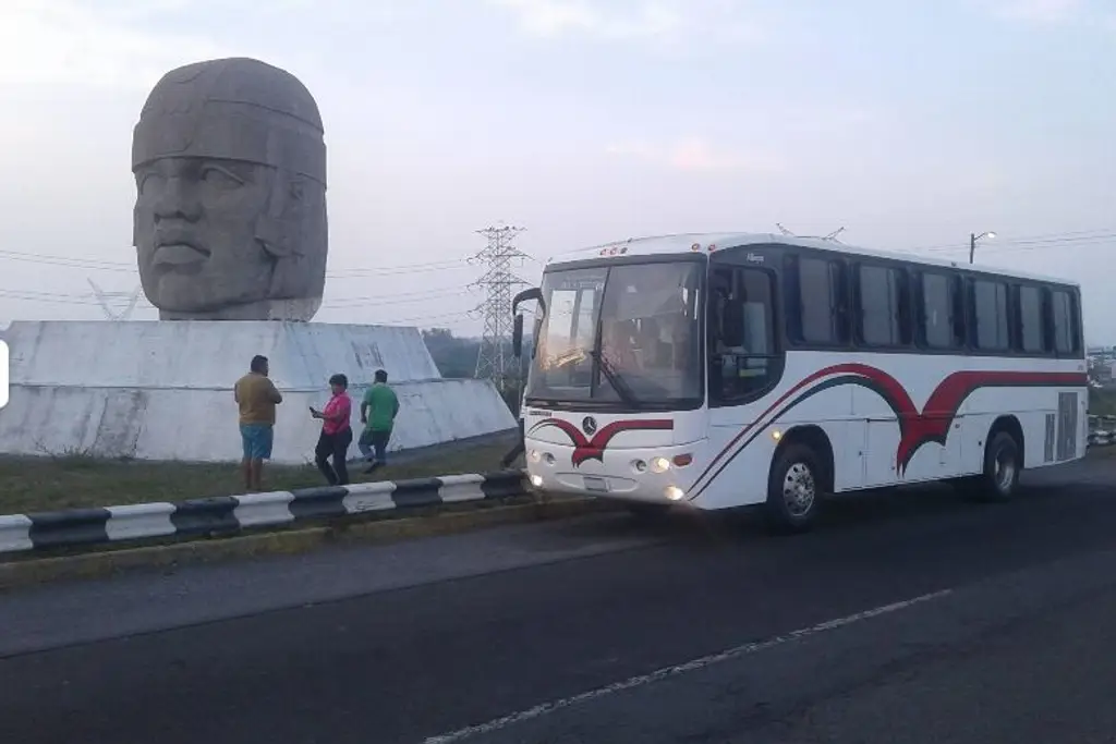 Imagen Anuncian rehabilitación de carretera de la Cabeza Olmeca y Paseo de la Armada, en el puerto de Veracruz